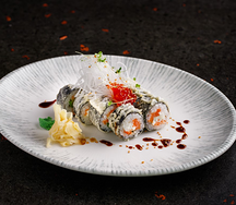 Ролл темпура с лососем и красной икрой