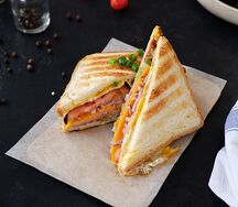 Крок-месье с ветчиной и свежими томатами