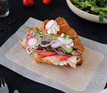 Круассан с курочкой су-вид на гриле