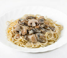 Спагетти с курицей и грибами