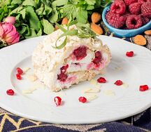 Меренговый рулет с малиной