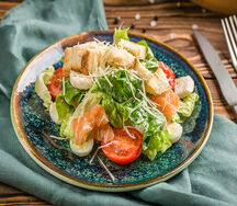 Салат Цезарь с лососем