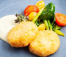 Котлетки из мяса краба с соусом Ремулад