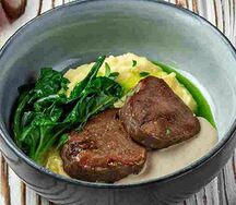 Язык говяжий тушенный с грибным соусом и картофельным пюре