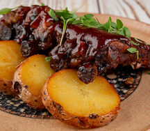 Ребра барбекю с картофелем