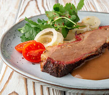 Брискет с луковыми кольцами