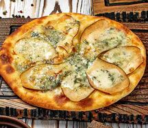 Хачапури с пикантным сыром и грушей