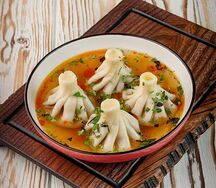 Бульон из говядины с мини-хинкали