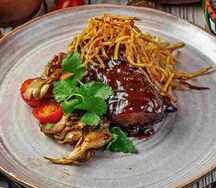 Говяжьи ребра с вешенками и картофельным пюре