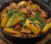 Жарёха из свинины с картофелем с шампиньонами и зеленью