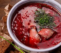 Борщ с ржаным хлебом и сметаной
