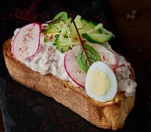 Брускетта с форшмаком из сельди, перепелиное яйцо