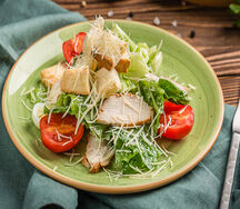 Салат Цезарь с курицей