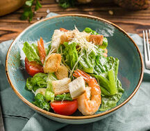 Салат Цезарь с креветками