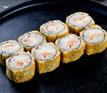 Жареный ролл с лососем