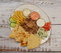 Гирос в тарелке с курицей