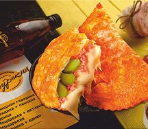 С колбасками ветчины и соусом 1000 островов