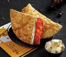 С колбасками пепперони, моцареллой и соусом барбекю