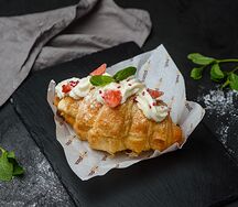 Круассан с клубникой