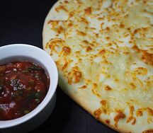 Лепешка с сыром и соус сальса