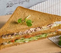 Сэндвич Токио с тунцом, помидорами и огурцом