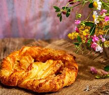 Крендель с абрикосовым джемом