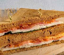 Клаб-сэндвич с паровой грудкой и беконом