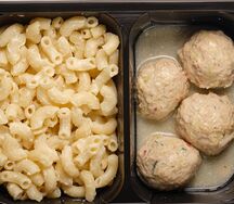 Фрикадельки из индейки с кабачком и макаронами в сливочном соусе