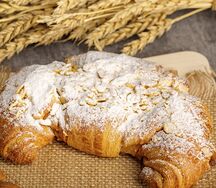 Круассан с миндальным кремом