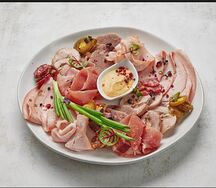 Ассорти из мясных деликатесов
