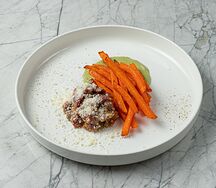 Тартар из говядины с фри и сальсой фреско