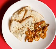 Креветки, жаренные с чесноком и фокаччей