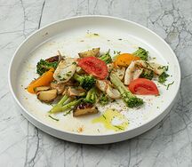 Командорский кальмар с миксом овощей и перечным маслом