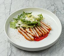 Котолетта из куриного филе с соусом из печеного перца и зеленым салатом