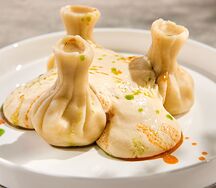 Хинкали с маринованной тыквой и соусом из копченого сыра сулугуни