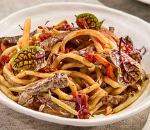 Жареный лагман с телятиной, болгарским перцем и сельдереем