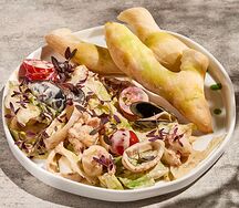 Теплый салат с морепродуктами