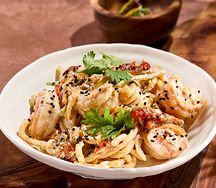 Жареный лагман с креветками, овощами и ореховым соусом