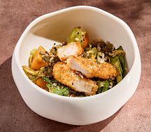 Салат с хрустящим цыплёнком, томатами конкассе и сладким чили