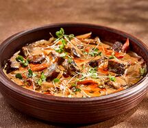 Чашушули с телячьими щечками в сливочном соусе демиглас