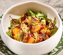 Овощной салат с печеным перцем и ореховым соусом наршараб