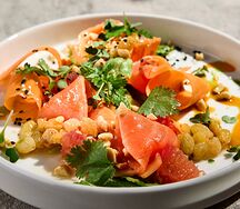 Салат с форелью и изюмом в вине