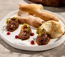 Тартар из телятины с джонджоли и шоти-пури