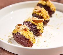 Вяленые финики с кремом Дорблю и фисташкой