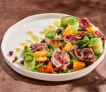Салат с ростбифом, вяленой хурмой и медовой горчицей