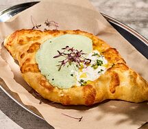 Хачапури по-аджарски со страчателлой, трюфельным маслом и эспумой из шпината