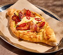 Хачапури по-аджарски с беконом и чили