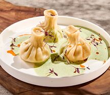 Хинкали с форелью и шпинатным соусом