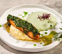 Стейк из форели с мятым картофелем, печёным яблоком и соусом чимичурри