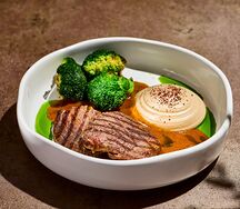 Медальоны из телятины с пюре из сельдерея